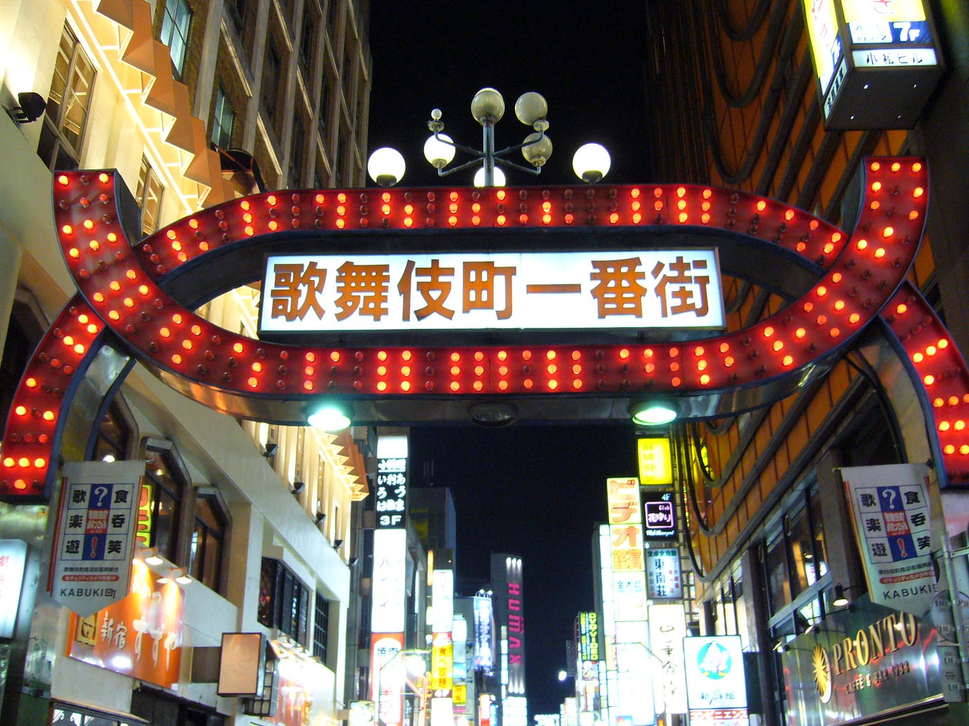 東京的不夜城新宿的歡樂街能否華麗轉身 台灣人第一次到日本旅遊的地點 有九成以上會到新宿的歌舞伎町 這個當年金城武與深田 By Joel Fukuzawa Medium