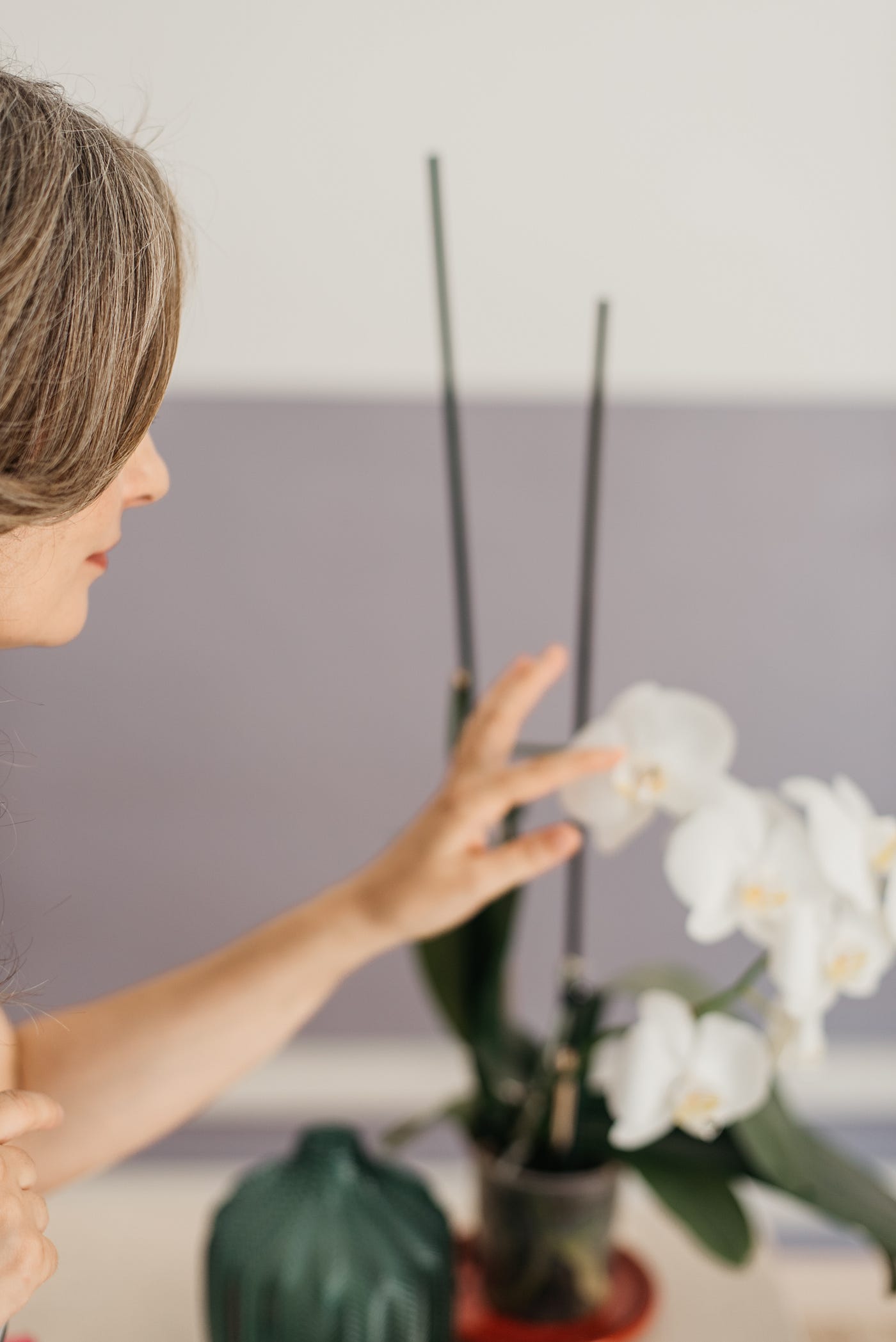 Ragazza-accarezza-orchidea-servizio-fotografico-branding-patrizia-corriero-roma