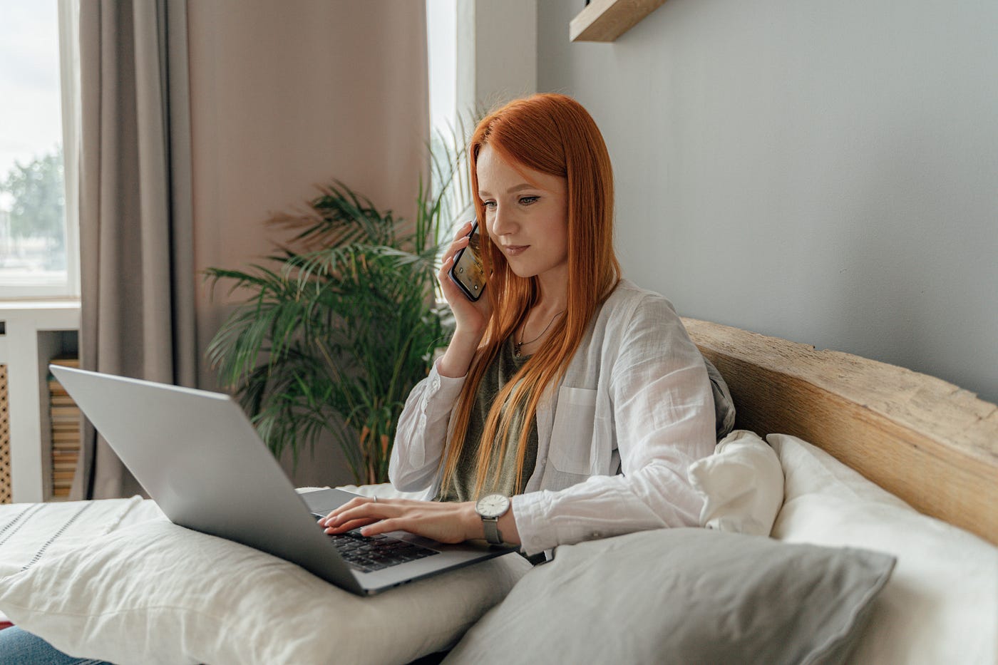 woman who doing multitask job