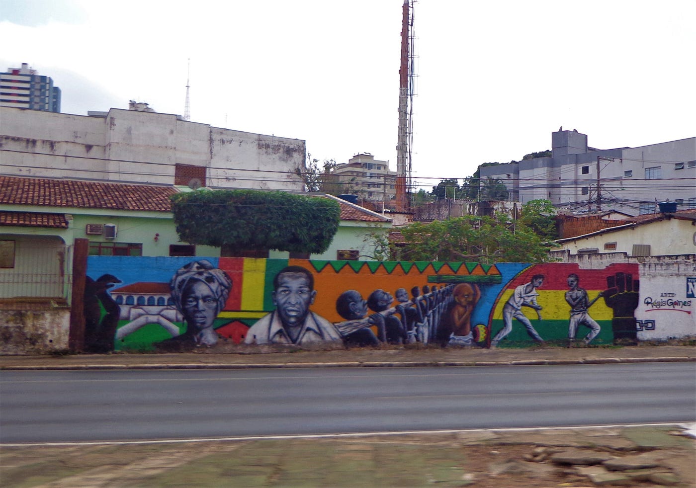 Pintura de Régis Gomes na Avenida do CPA retratando ancestralidade e cultura afro.