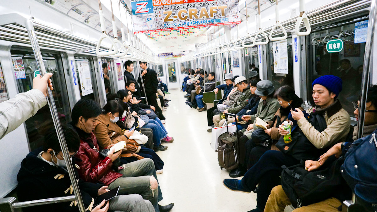 カジュアル定点観察 電車内ではスマホも使わずボーッとしてしまう人が増加中 求めているのは空白の時間 By Kei Fujieda Streams Mag Medium