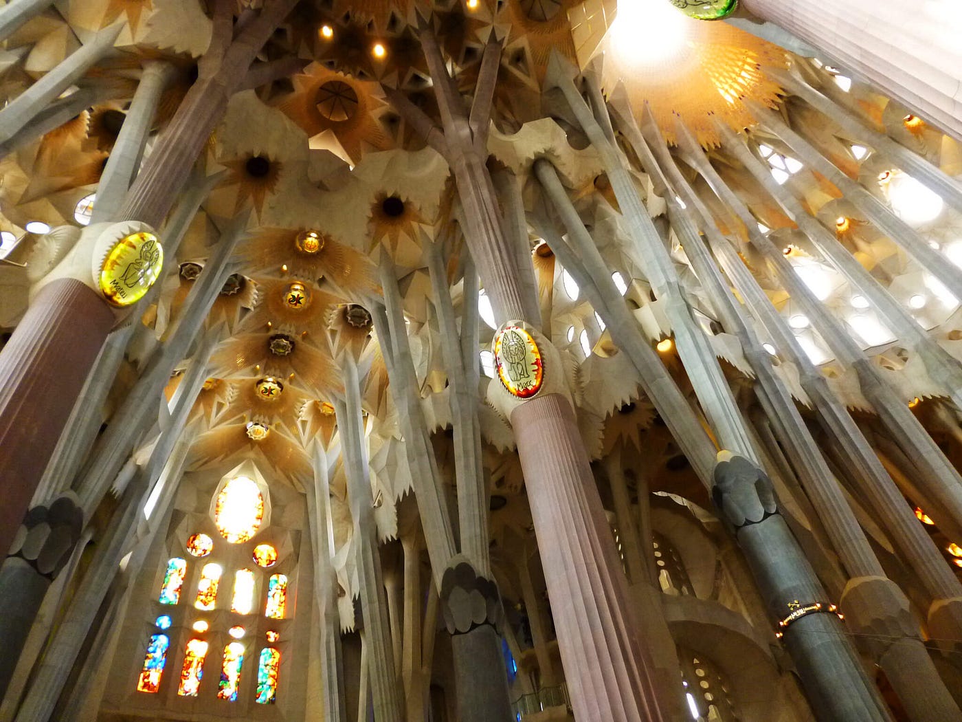Templo Expiatório Da Sagrada Família Estilos Arquitetônicos Barcelona. Pluralismo cultural, planejamento… | by Bella Noce | Medium