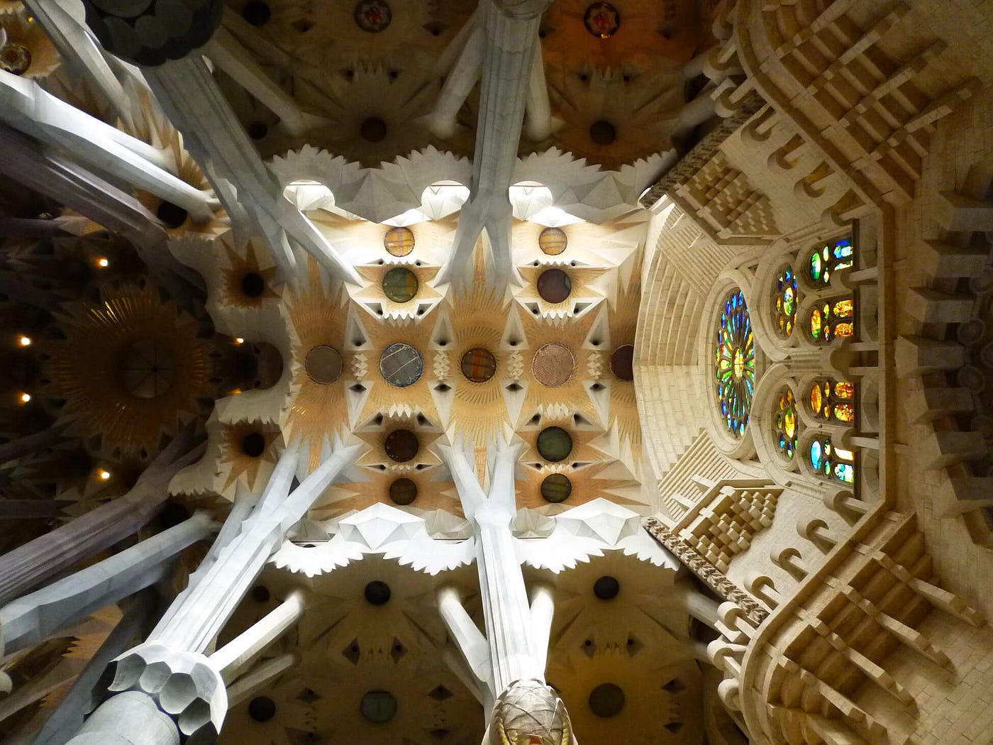 Templo Expiatório Da Sagrada Família Estilos Arquitetônicos Barcelona. Pluralismo cultural, planejamento… | by Bella Noce | Medium