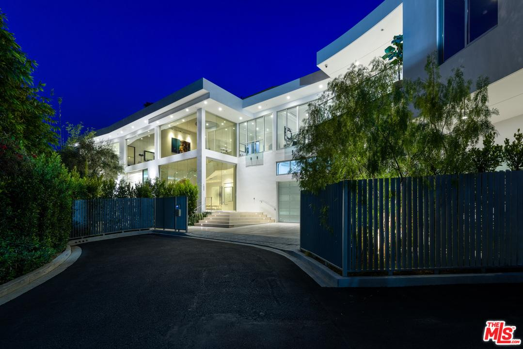 An Astonishing Hollywood Hills Modern Mansion with Incredible Views