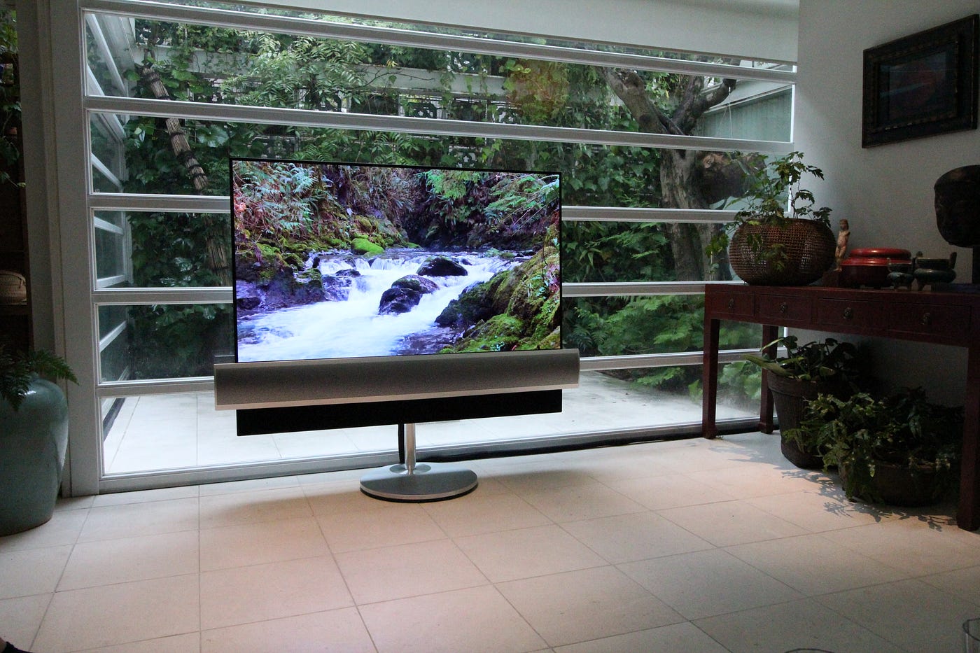 Bang Olufsen Beovision Eclipse まるで窓 景色に溶け込んだ65インチ有機elテレビ 東京都港区 既存マンションリビングルーム By T S ホームシアター施工例 オーラス株式会社 Bang Olufsen六本木 Medium