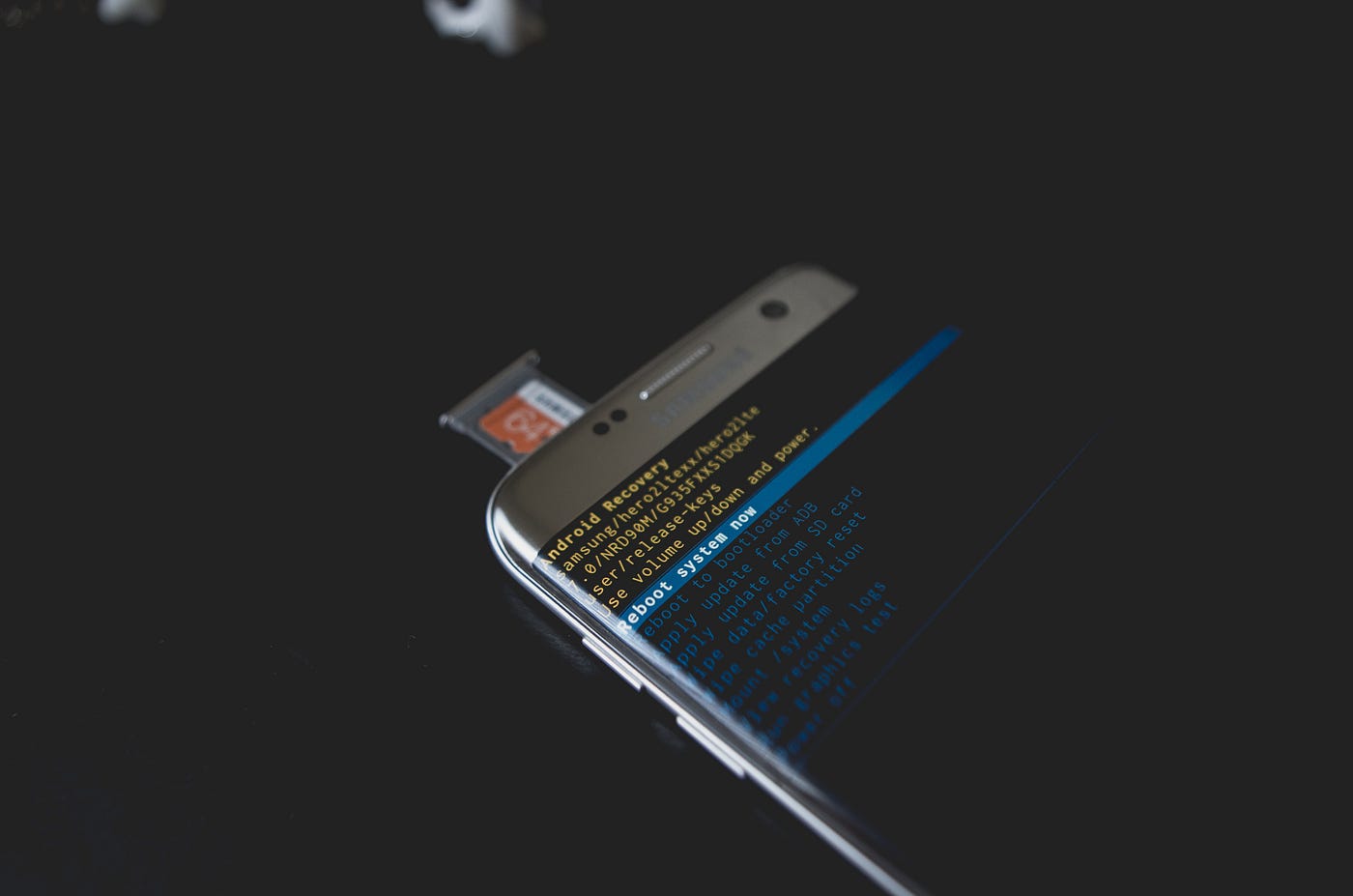 Cómo instalar Linux y Pi-hole en cualquier dispositivo Android | Autor: André Nagatani | Septiembre de 2021 2 El menú de texto de la computadora se muestra en la pantalla del teléfono inteligente en la oscuridad.