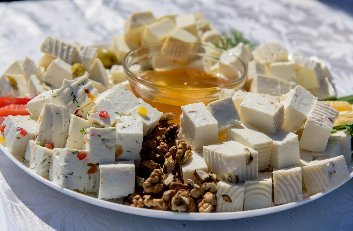 что приготовить из замороженного сыра. творожный сыр из творога. мороженое 4 сыра. домашний творожный сыр с зеленью. блюда с сыром.