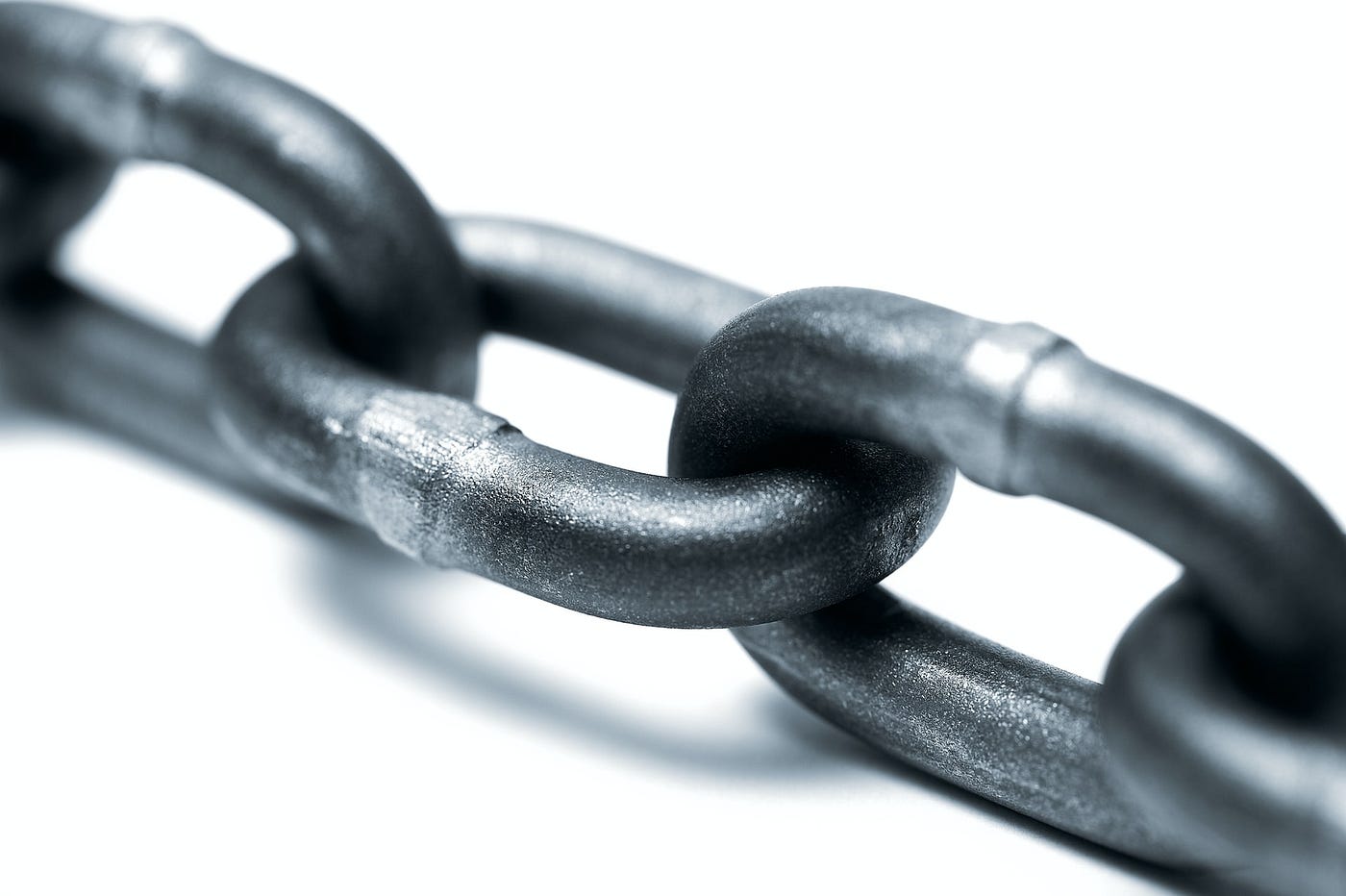 A picture of three links of an iron chain.