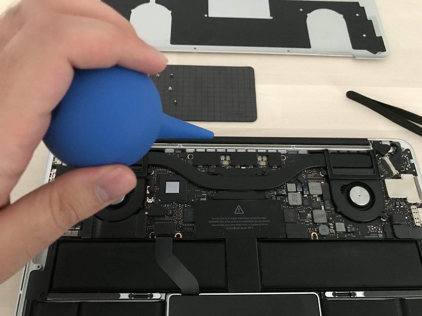 Opening and cleaning MacBook Pro after 5 years of heavy usage! by