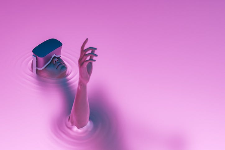 Ragazza con visore VR immersa nel Metaverso.