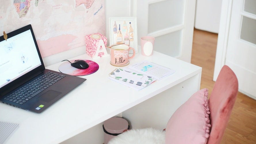Mesa de trabalho organizada e limpa, a imagem passa uma sensação de tranquilidade.