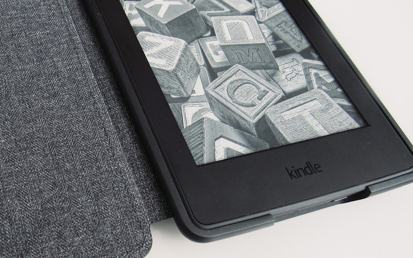 Um Kindle Paperwhite com a capa aberta.