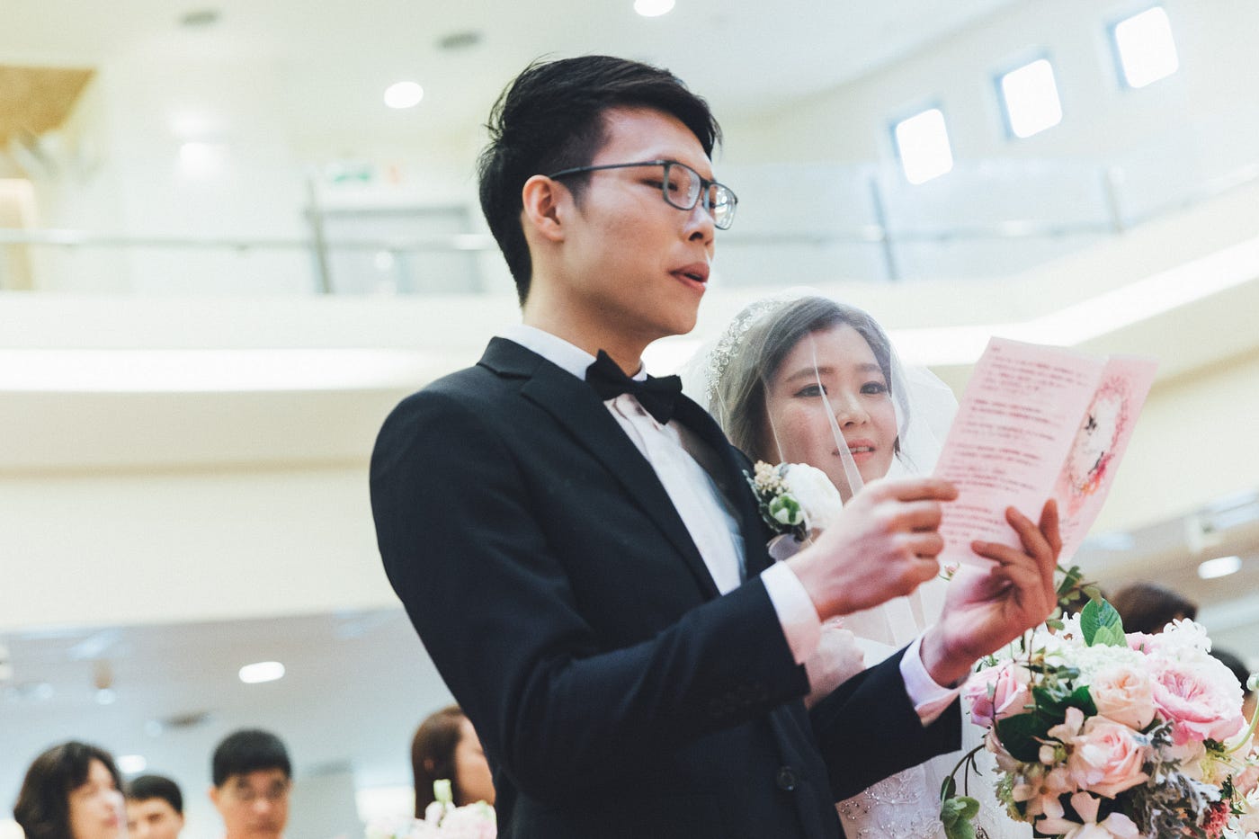 婚禮小物 溫馨甜美的客製化教會程序單 對我們而言 結婚最重要的莫過於教會證婚的部份 為了讓參與的親友們清楚整個教會證婚 By Tzu Chin Lee 工程師小夫妻