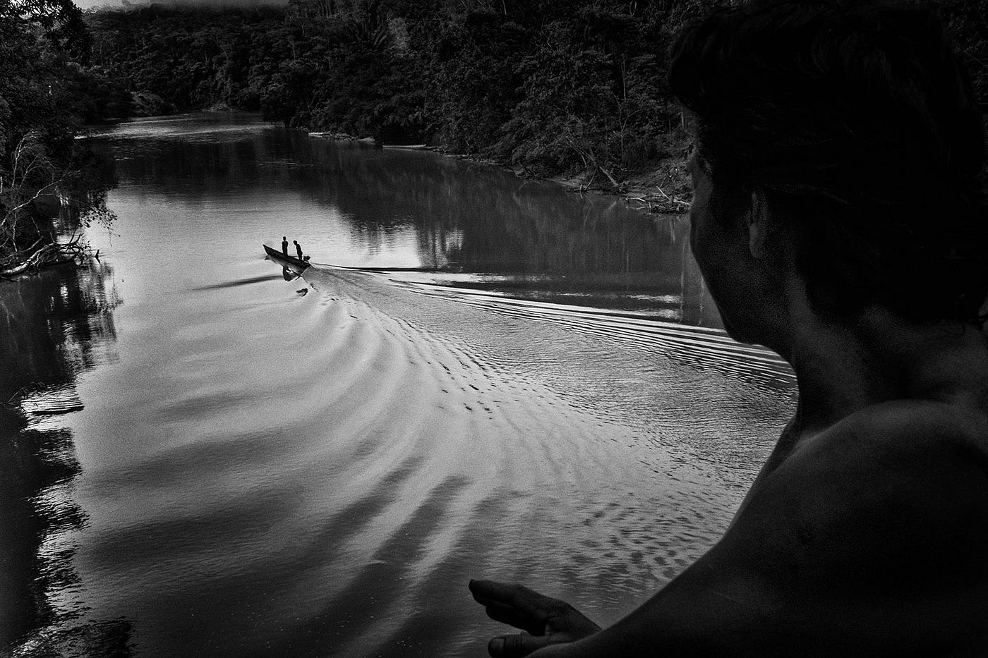 A boat travels along the Bobonaza river near the community of Sarayaku, inside the Amazon rainforest in the province of Pastaza. Photo: Nicola Ókin Frioli