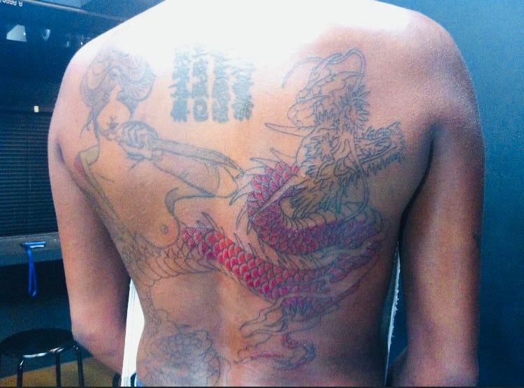 Aurora Mizutani colouring process of Dragon Tattoo at Hirakata Tattoo Studio 2013