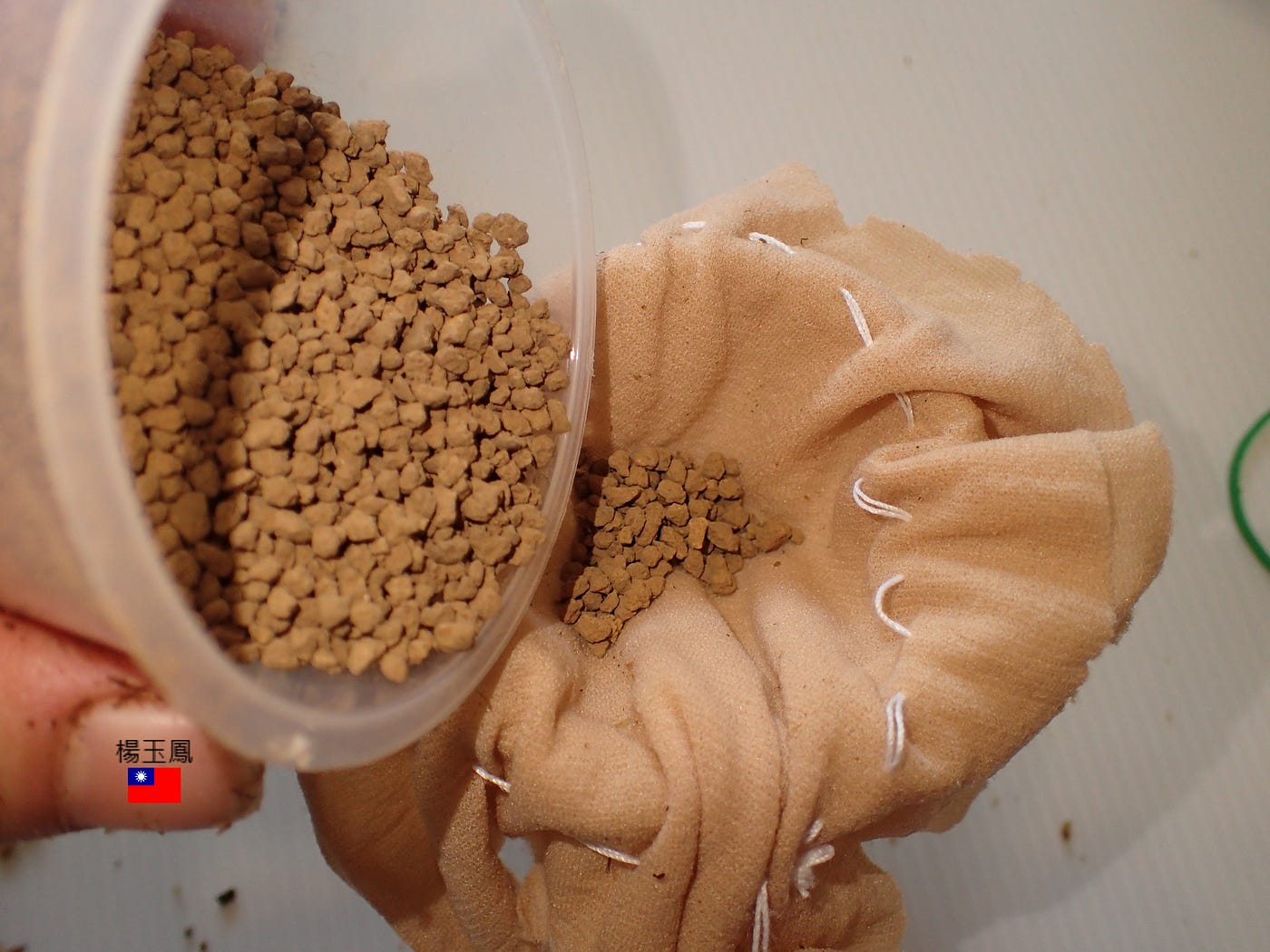 苔蘚學堂 苔球製作 無棉線 泥炭土版 材料 小盆栽 蘭花 粗赤玉土 苔片 絲襪 剪刀 針線 橡皮筋 圓柱形瓶罐 By Yu Feng