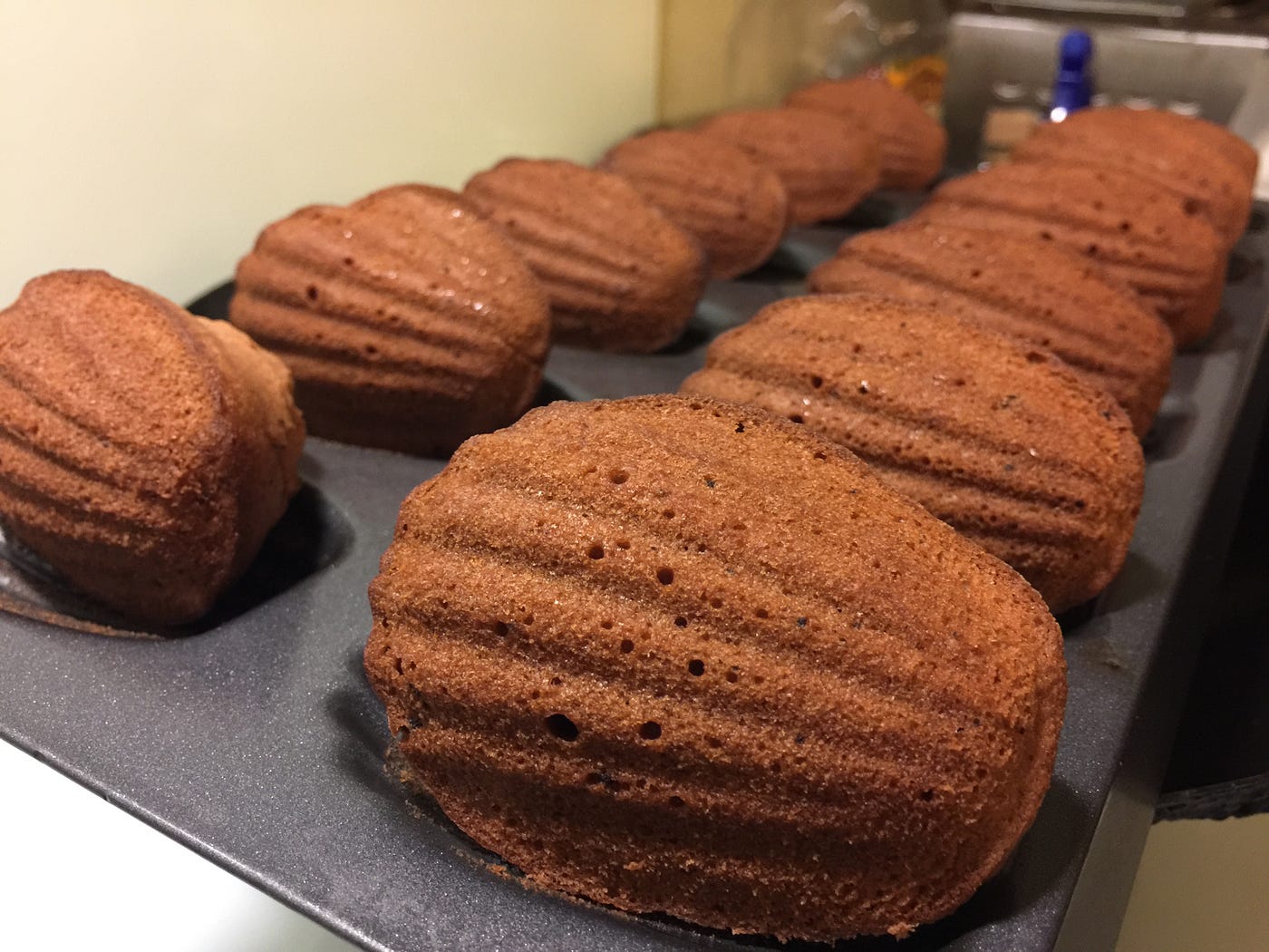 Madeleine 瑪德蓮屬於法國文青的美好回憶 週末又來了 中秋節吃多了烤肉 月餅 來杯茶可以緩解一下油膩 但油膩一解 又想來點 By Meg Dong Madam Meg S Kitchenlab Medium Madeleine 瑪德蓮屬於法國文青的美好回憶 週末又來了 中秋節吃多了烤肉 月餅 來杯茶可以緩解一下油膩 但油膩一解 又想來點 By Meg Dong Madam Meg S Kitchenlab Medium