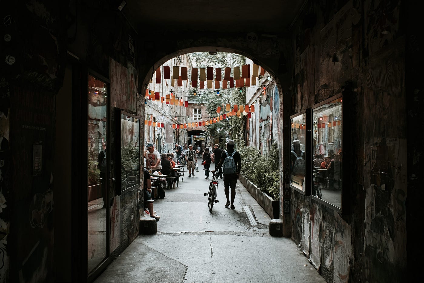 Hofe In Berlin 德文的hofe意思等同英文的courtyard 意指中庭或庭院 是柏林特有建築形 By Raphael Chen Chuckycat Medium