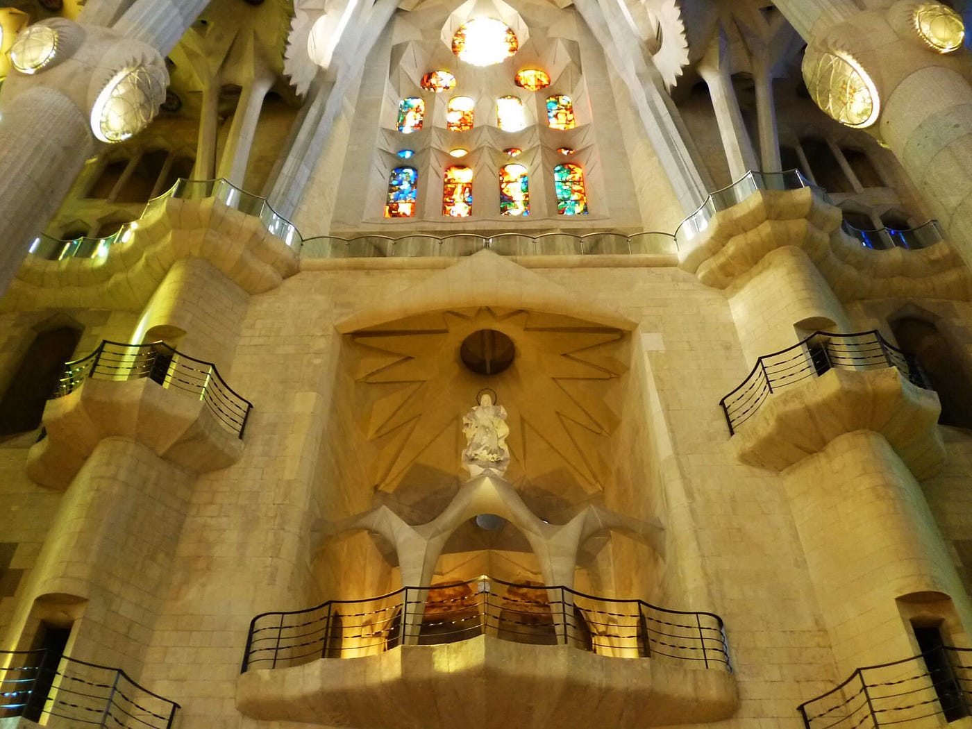 Templo Expiatório Da Sagrada Família Estilos Arquitetônicos Barcelona. Pluralismo cultural, planejamento… | by Bella Noce | Medium