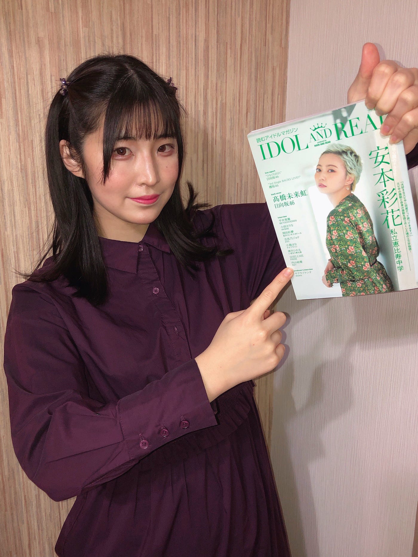 Uchiyama Yuua from RAY holds the issue of IDOL AND READ that she has an interview in