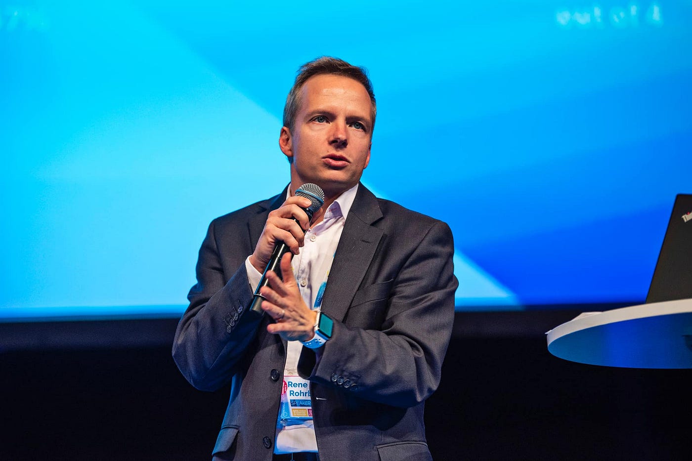 Spoluzakladatel německé inovační a prognostické firmy Rohrbeck Heger a zároveň řádný profesor prestižní Business School EDHEC (Fr), kde svou metodiku vytvořil.