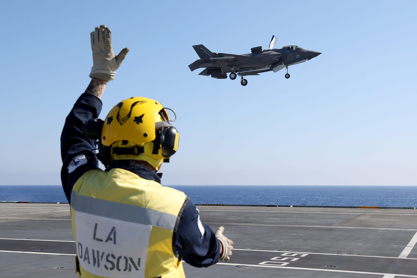 LA Dawson recovers an F35B Lightning Jets as it returns to HMS Queen Elizabeth.