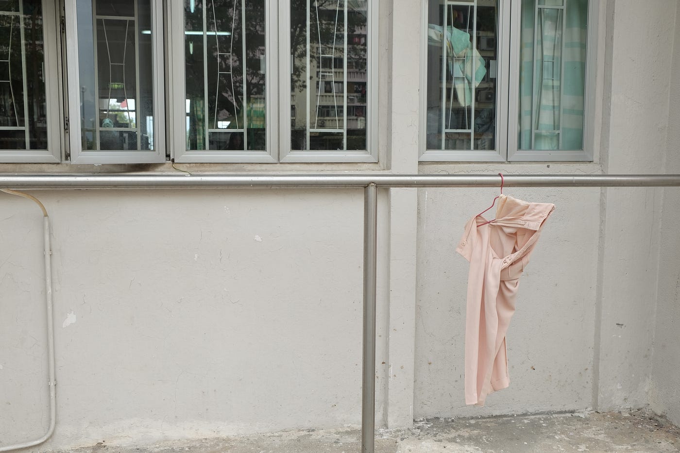The buildings in Hong Kong have made the art of drying racks. by 王玉婷