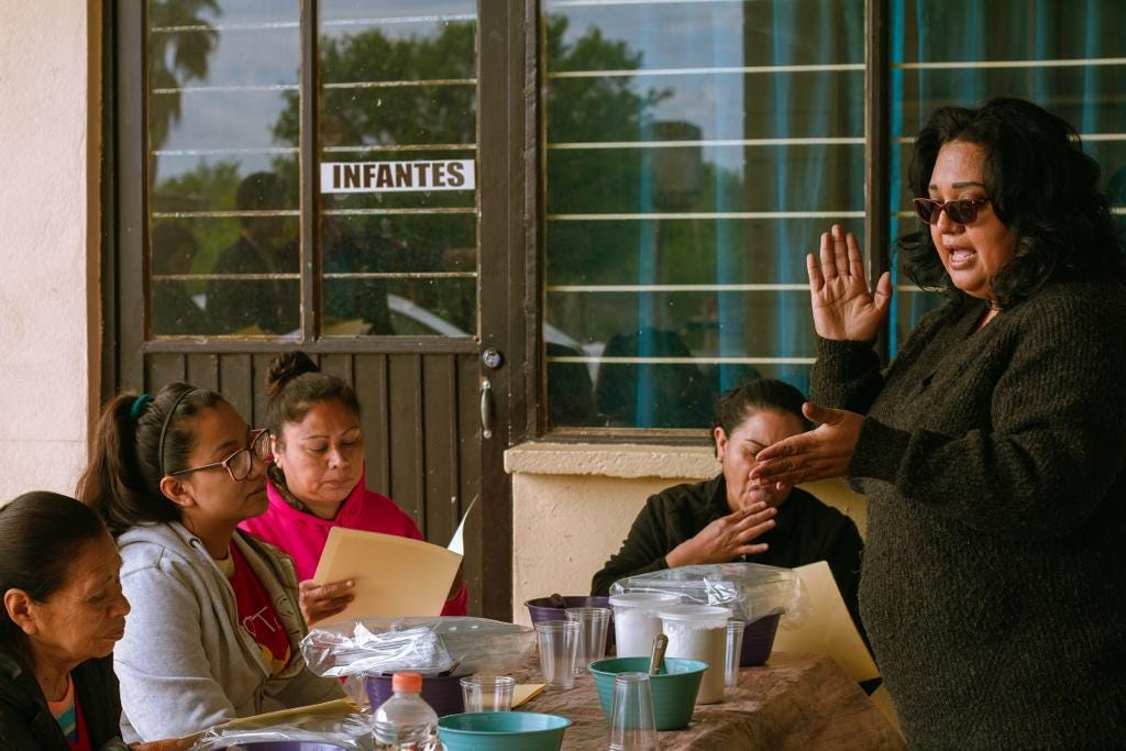 Señoras de la comunidad aprendiendo manualidades.