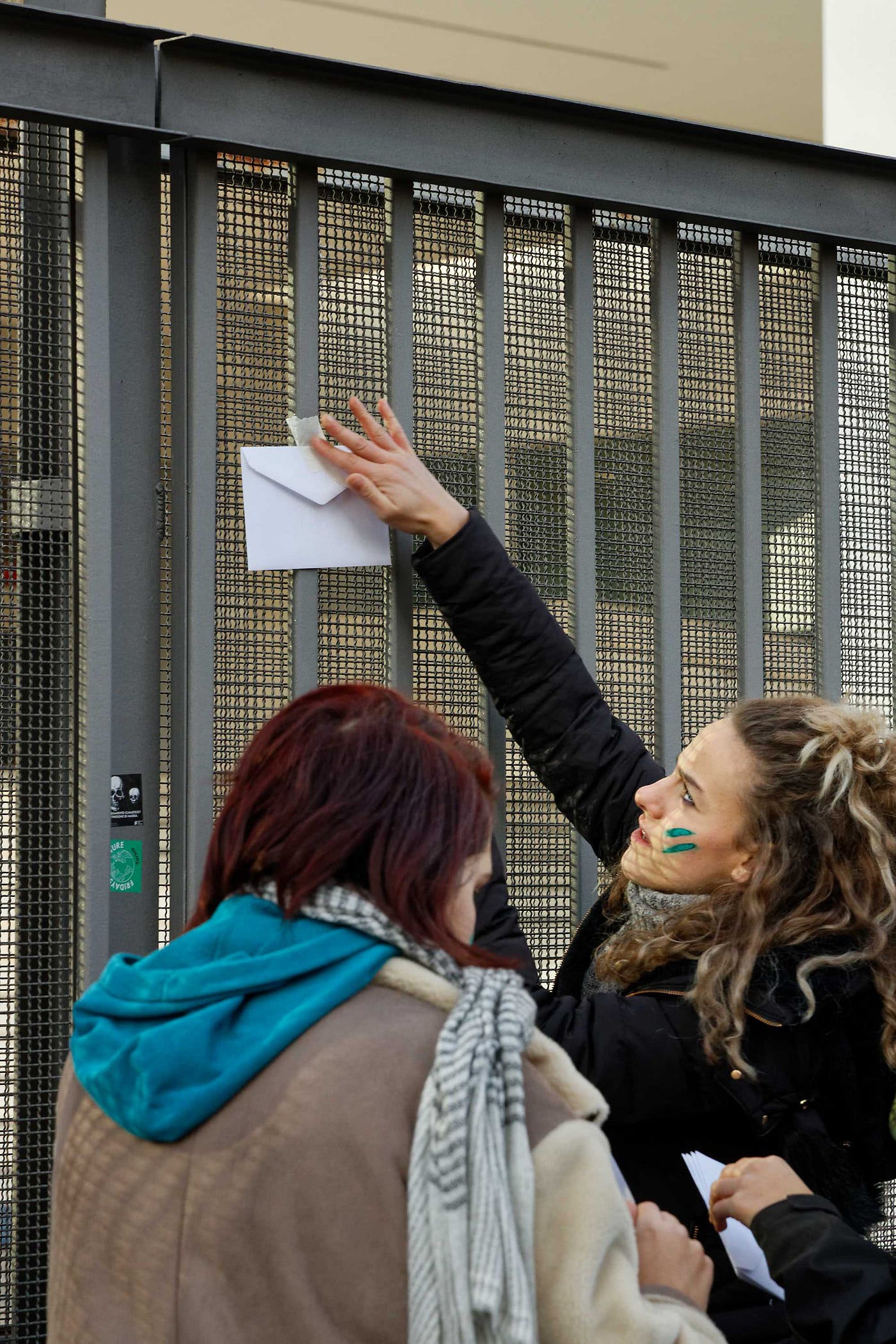 Attiviste di Fridays for Future Torino fissano le loro proposte su come migliorare gli articoli sulla crisi climatica alla recinzione della sede di un quotidiano nazionale durante il IV sciopero globale per il clima. Foto dell’autore.