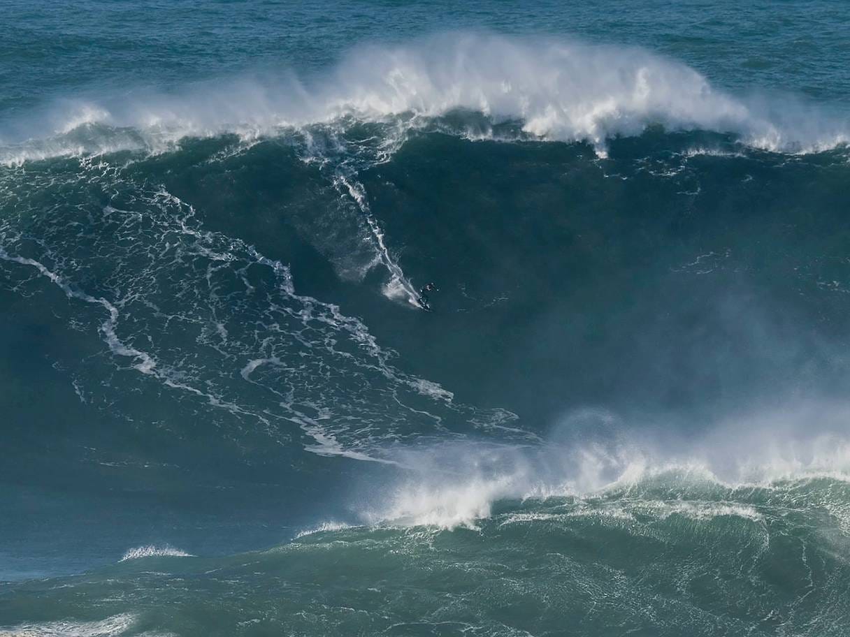 Le record de la plus grosse vague jamais surfée battu par un anglais mi ...