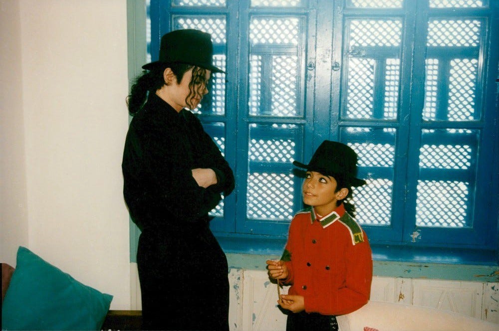 Michael Jackson: Omer Bhatti fala sobre como o rei do pop o adotou | by MJ  Beats | MJ Beats | Tudo sobre Michael Jackson