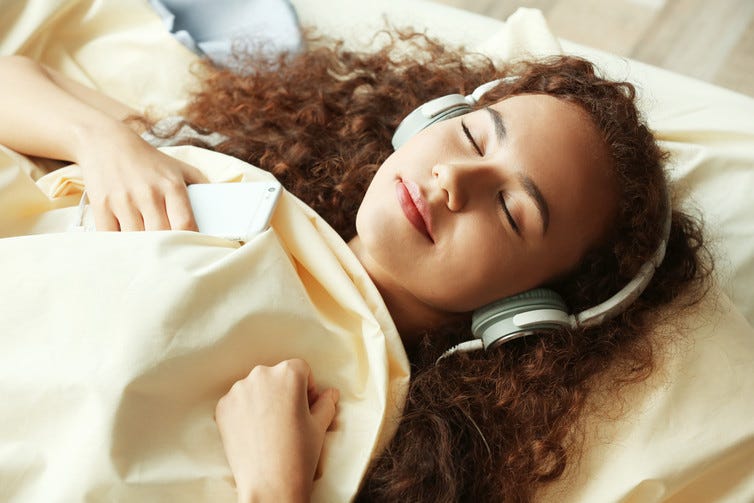 do-you-listen-to-music-before-bed-you-ll-sleep-worse-by-dark