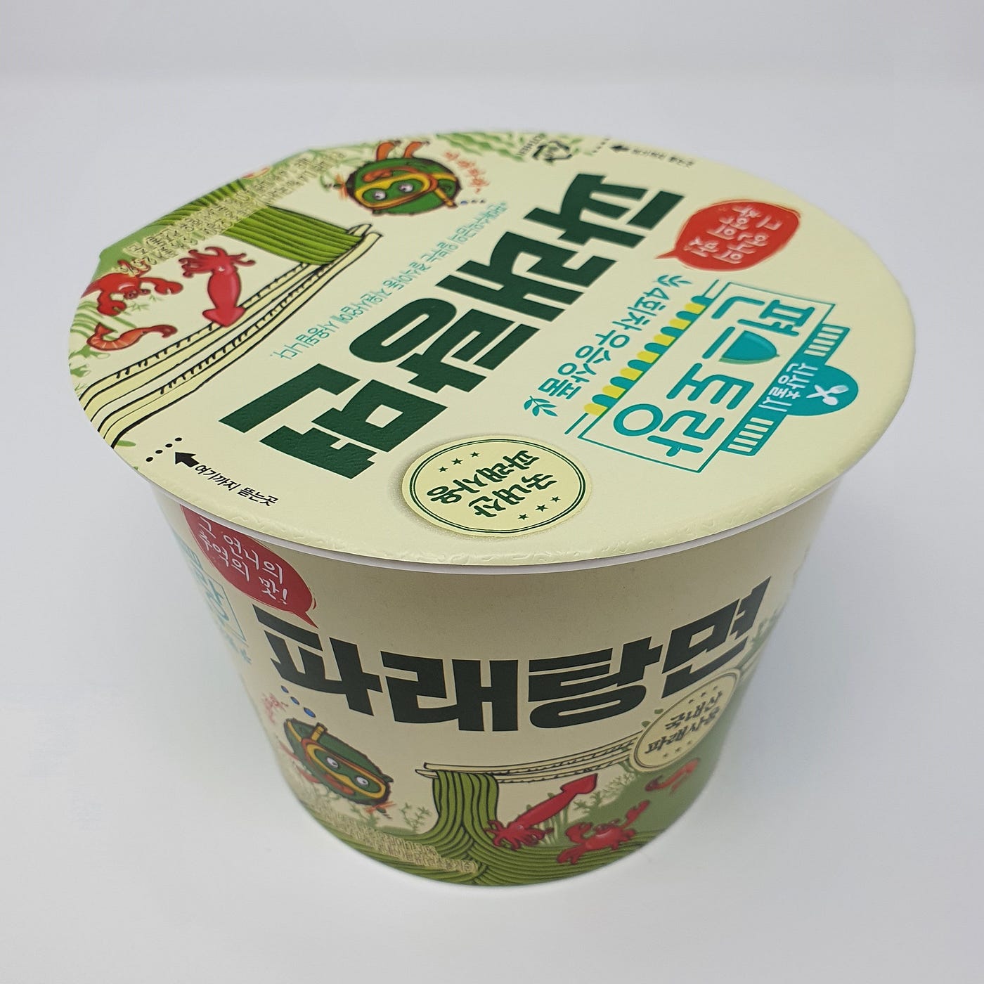 An unopened cup of Paldo Palae Tangmyeon