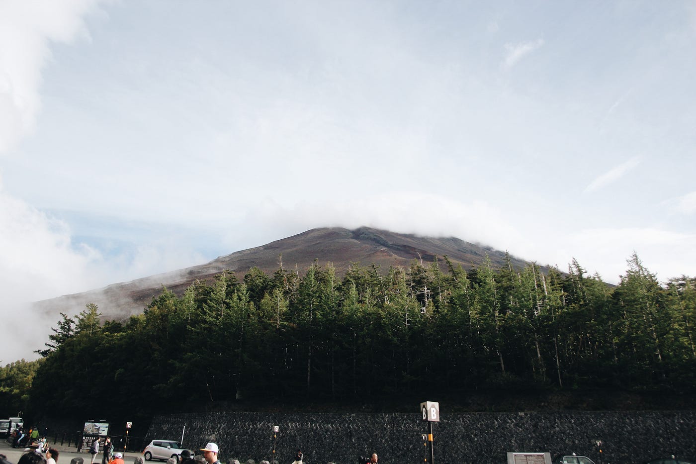 二登富士山無緣御來光卻遇見最美的琉璃光夜景 日本有句諺語說 富士山 一度も登らぬ馬鹿 二度登る馬鹿 意思是説 沒爬過富士 By Ycliu Drifting Soul Medium