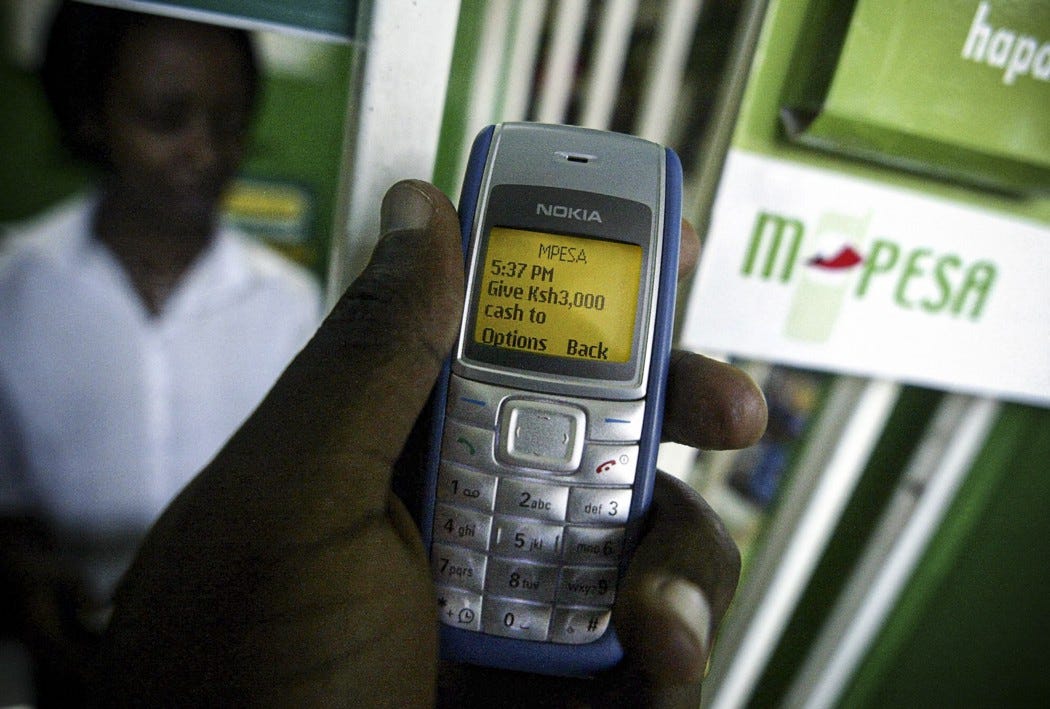Desde 2007, M-Pesa ofrece un servicio de dinero móvil en Kenia y otros países de África. Permite a los usuarios acceder a servicios bancarios a través de mensajes de texto.