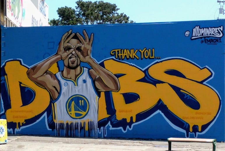 Oakland mural exalting the Golden State Warriors.