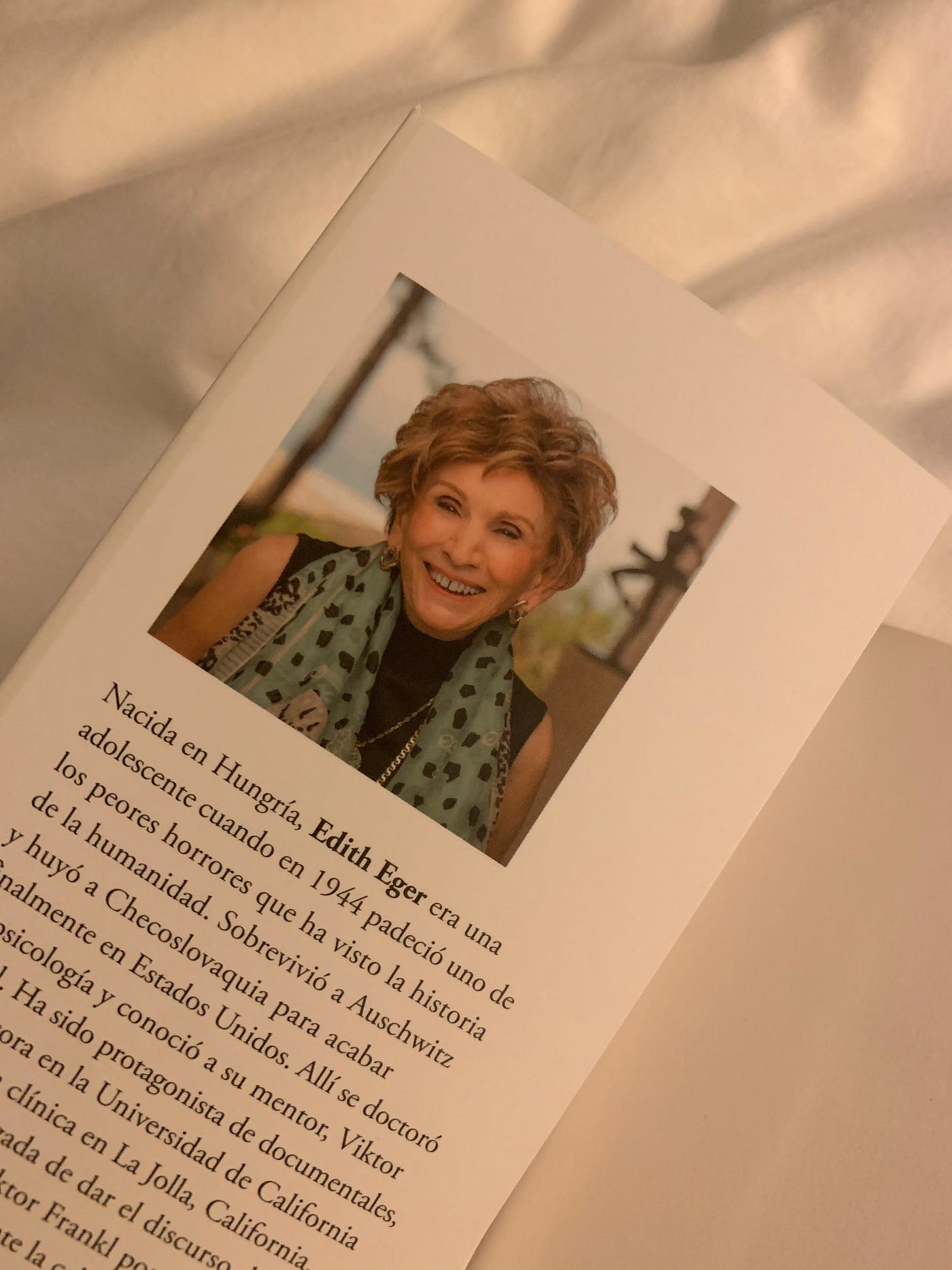 Un Libro Una Noche La Bailarina De Auschwitz By Lou Garcia Medium
