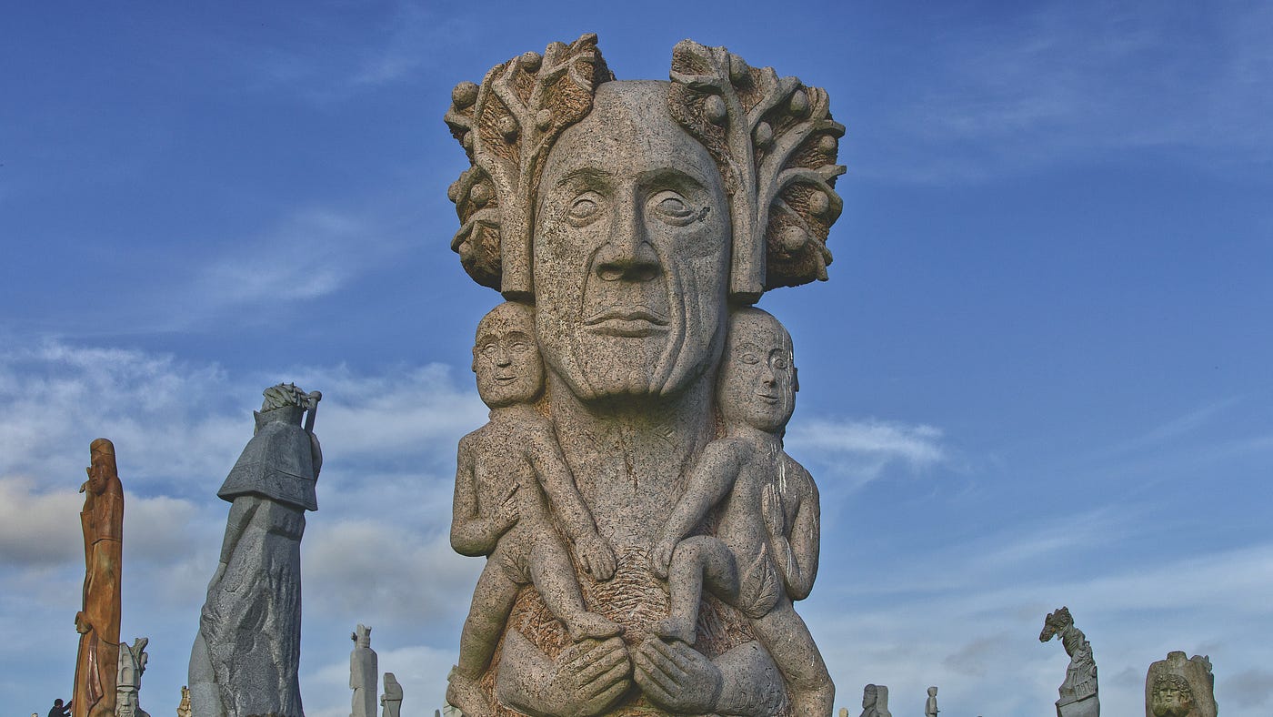 Sculpture de « Iduned » réalisée par l’artiste Olivier Lévêque. Saint Iduned est un disciple de saint Guénolé, premier abbé de Landévennec. Il vécut près de la rivière d’Aven, dans une grotte de la montagne de Châteaulin, ville dont il est patron.