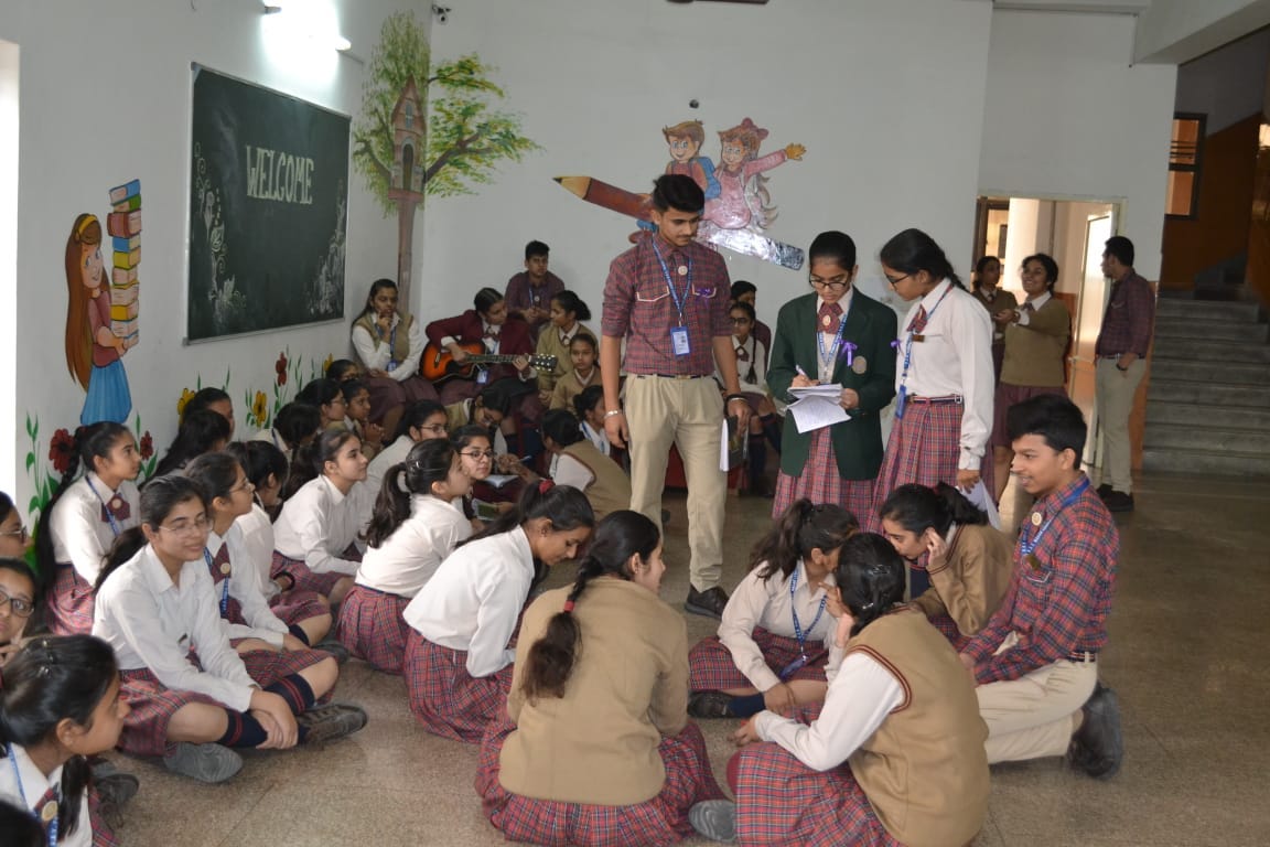 Kalpa Garg, along with members of Gender Sensitivity Club, organizing group discussions on ‘Flaunt Your Flaws,” a photography exhibition and a fundraiser promoting body positivity.