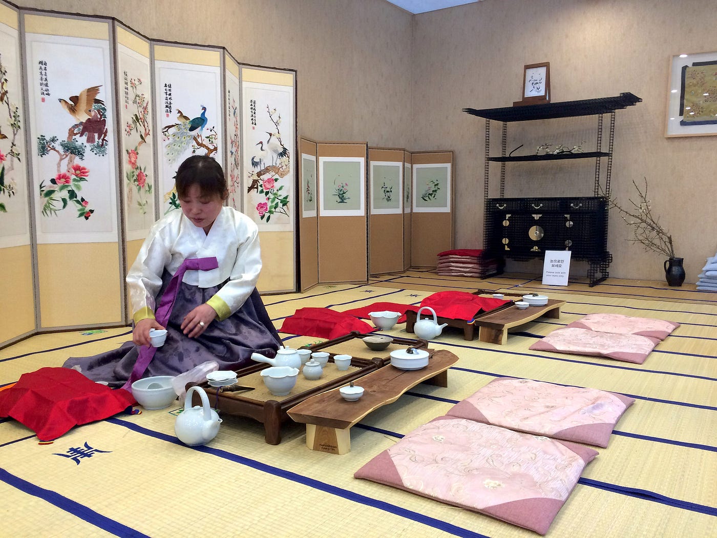 Korean floor culture. Chair? No, thanks! by BIG BERRY BACKSTAGE BIG BERRY Medium