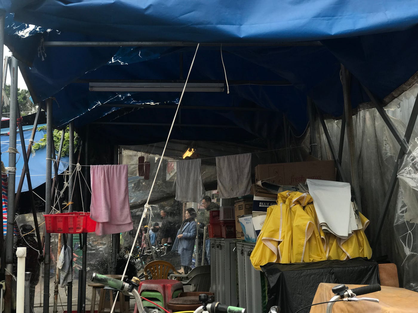 The buildings in Hong Kong have made the art of drying racks. by 王玉婷