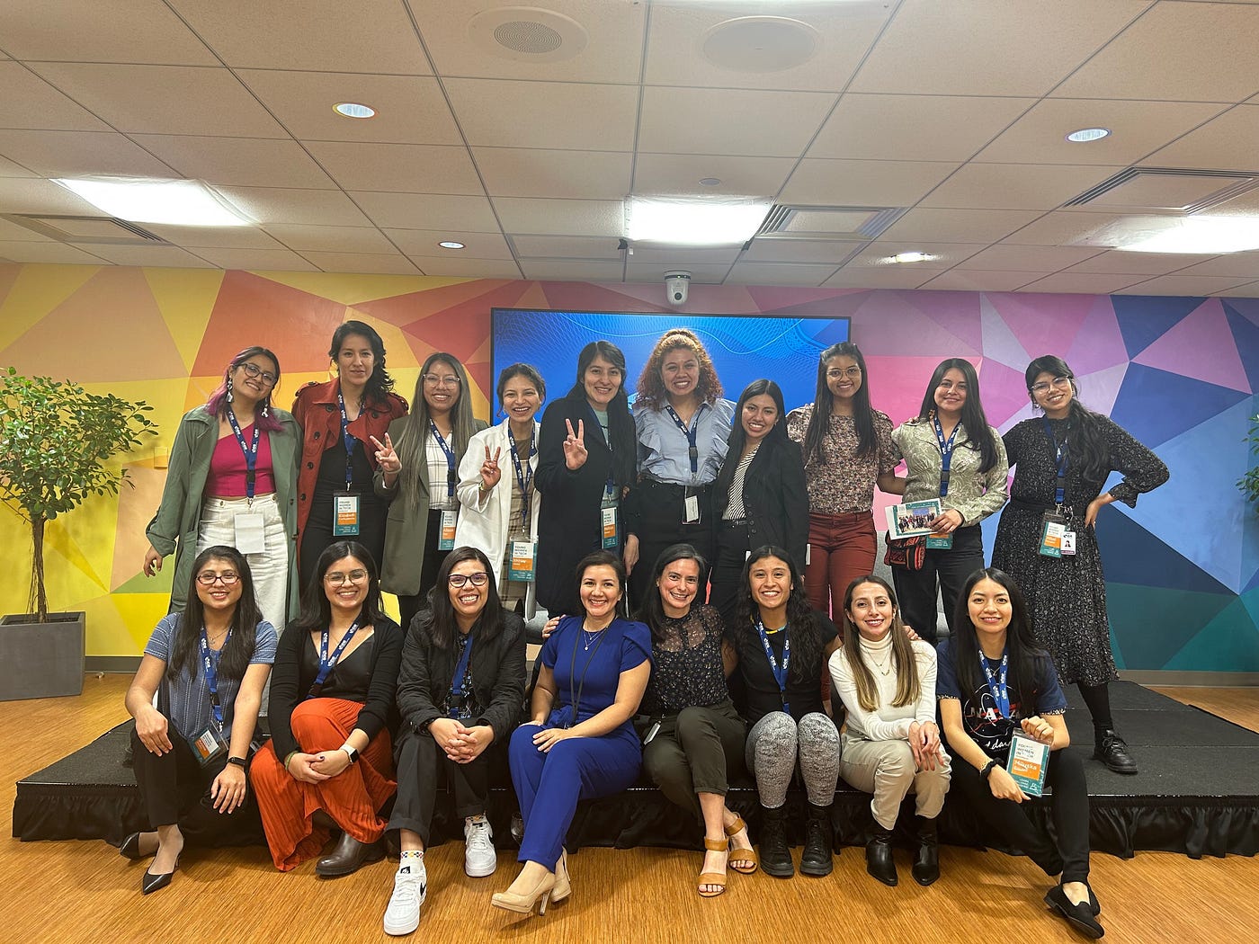 El programa Young Woman in Tech es una alianza entre Laboratoria y el BID que ofrece a las egresadas de Laboratoria la oportunidad de trabajar en los equipos del BID de forma presencial y remota.