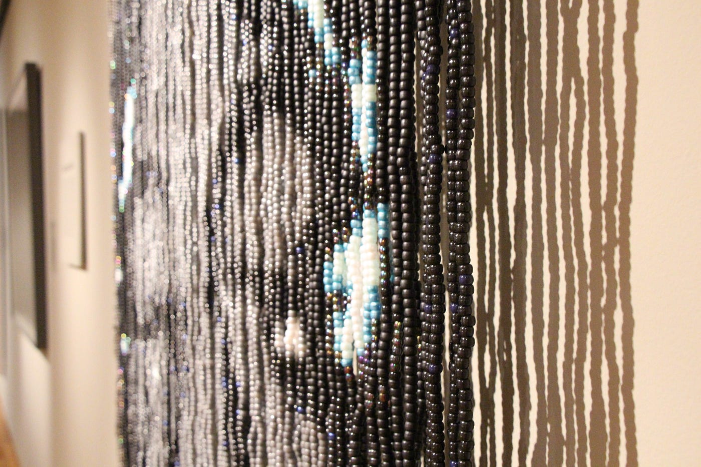 Siyah Beyaz Direnç. Boncukları Yaratan Bir Spot Işığı… | Sanat Müzesi tarafından | CMA Düşünür | Mart, 2022