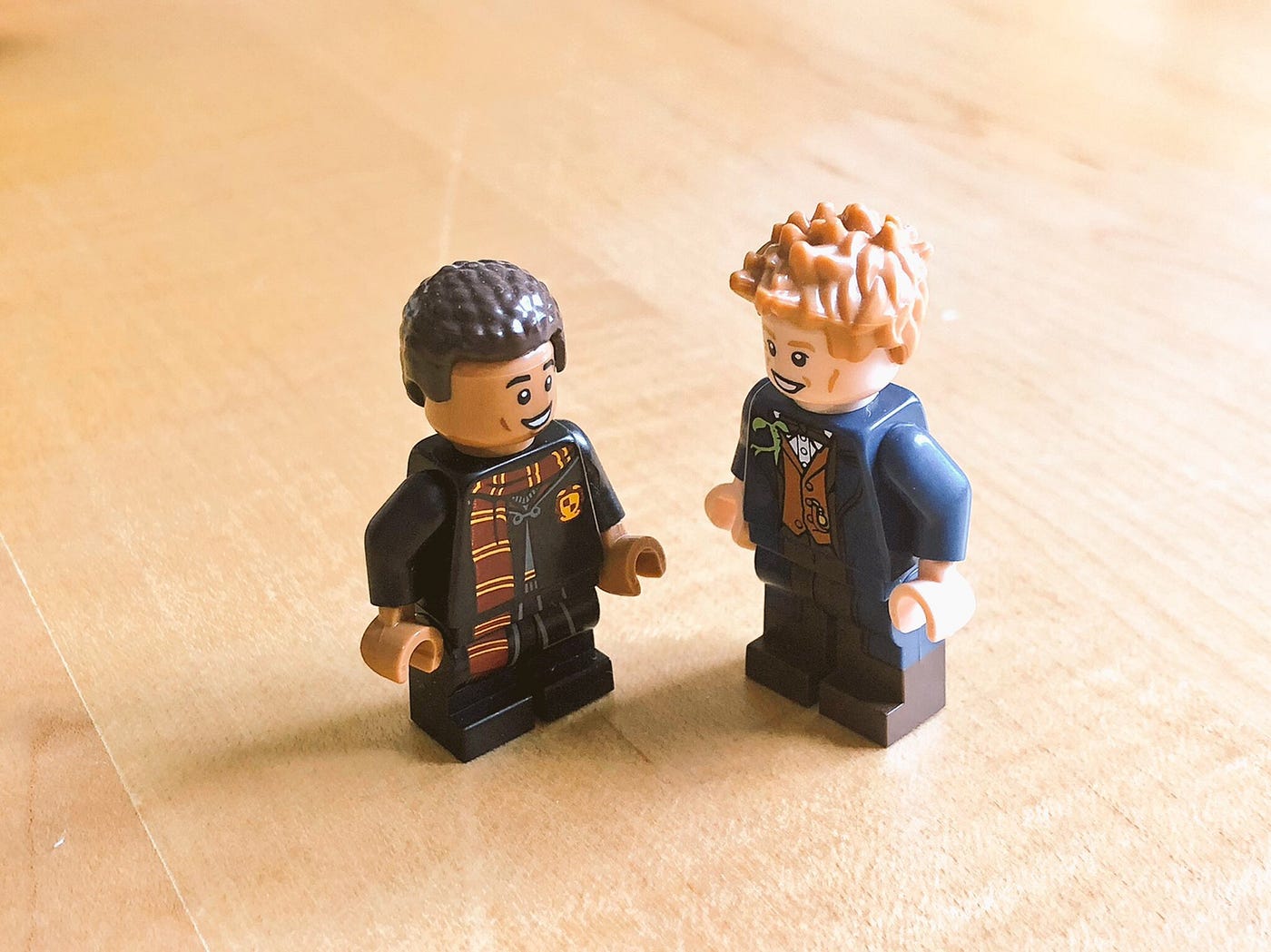 2 Harry Potter Lego minifigs next to each other