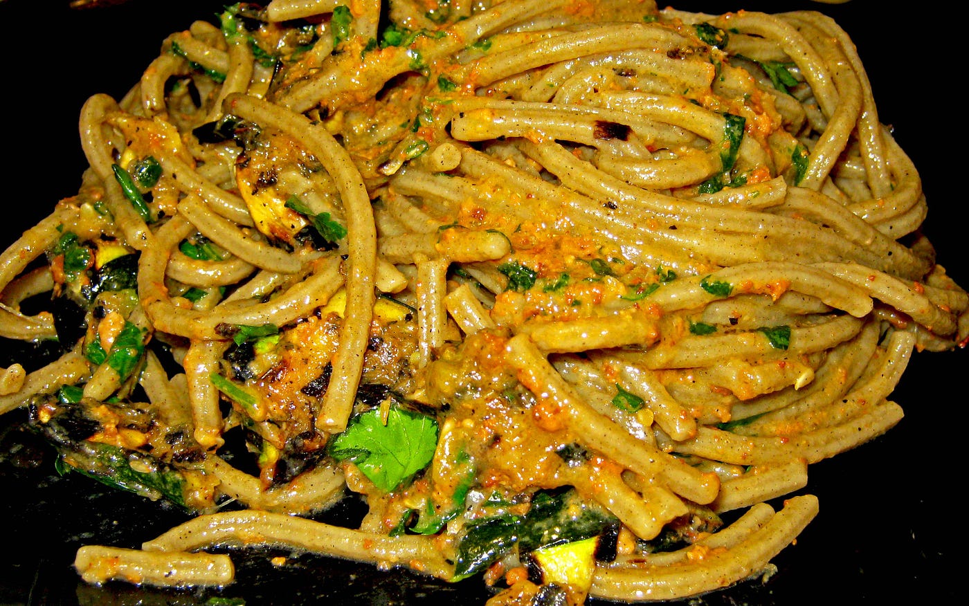 Spaghetti quadrati al basilico col pesto di zucchine grigliate e salsa di  ricci | by Angelo Benivegna | Medium