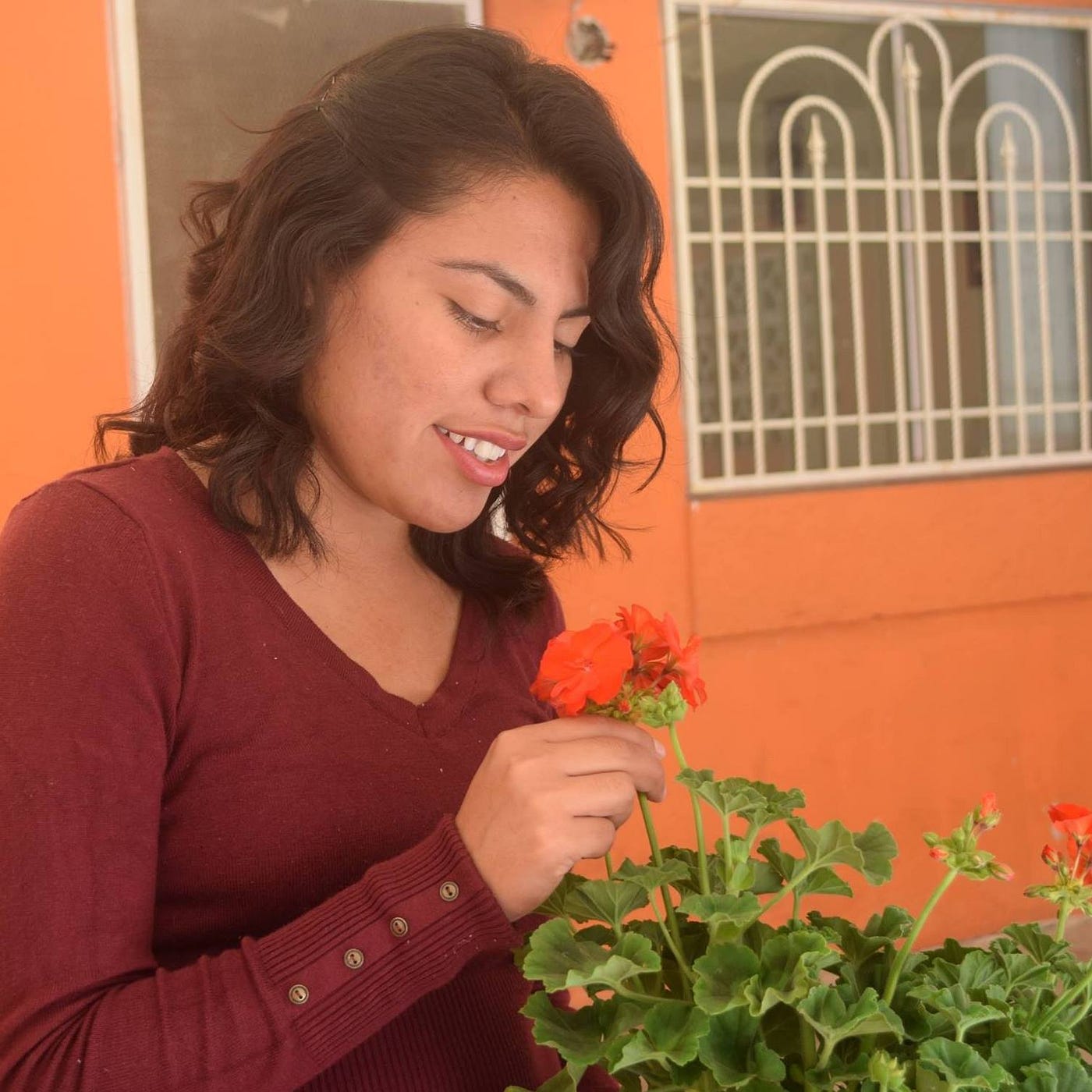 Ismari es una de nuestras estudiantes de Comunicación y Medios que está viviendo la experiencia de un modelo educativo sustentable, ha colportado ya por 2 años en Chiapas, Nueva York y ahora California… Te contamos su historia porque ella también tuvo “miedo” al empezar a colportar… Estar lejos de tu familia, perderte días de descanso y ser completamente responsable de ti mismo, puede ser muy difícil, pero también es una oportunidad para depender por completo de Dios, y en esta ocasión, Ismari nos cuenta cómo Dios le mandó un Feliz Cumpleaños en medio de su campaña de colportaje.