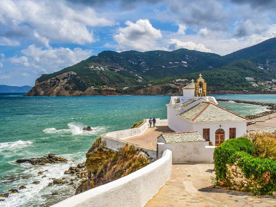 Skopelos — wakacje na wyspie z filmu Mamma Mia | by Chałwa i kebab | Medium