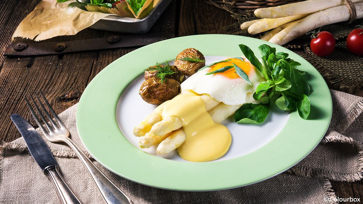 Spargel with creamy hollandaise sauce