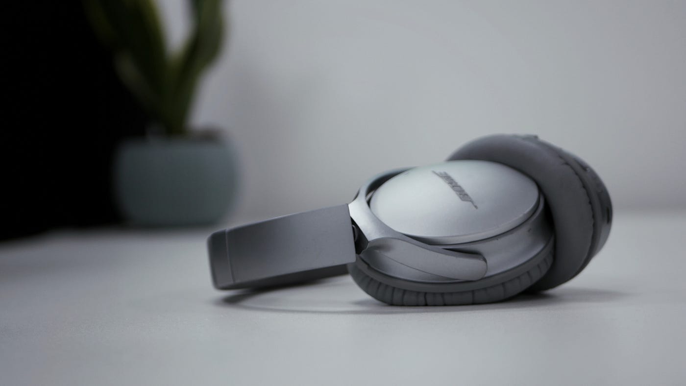 Bose QC35 vs Apple AirPods — Which 