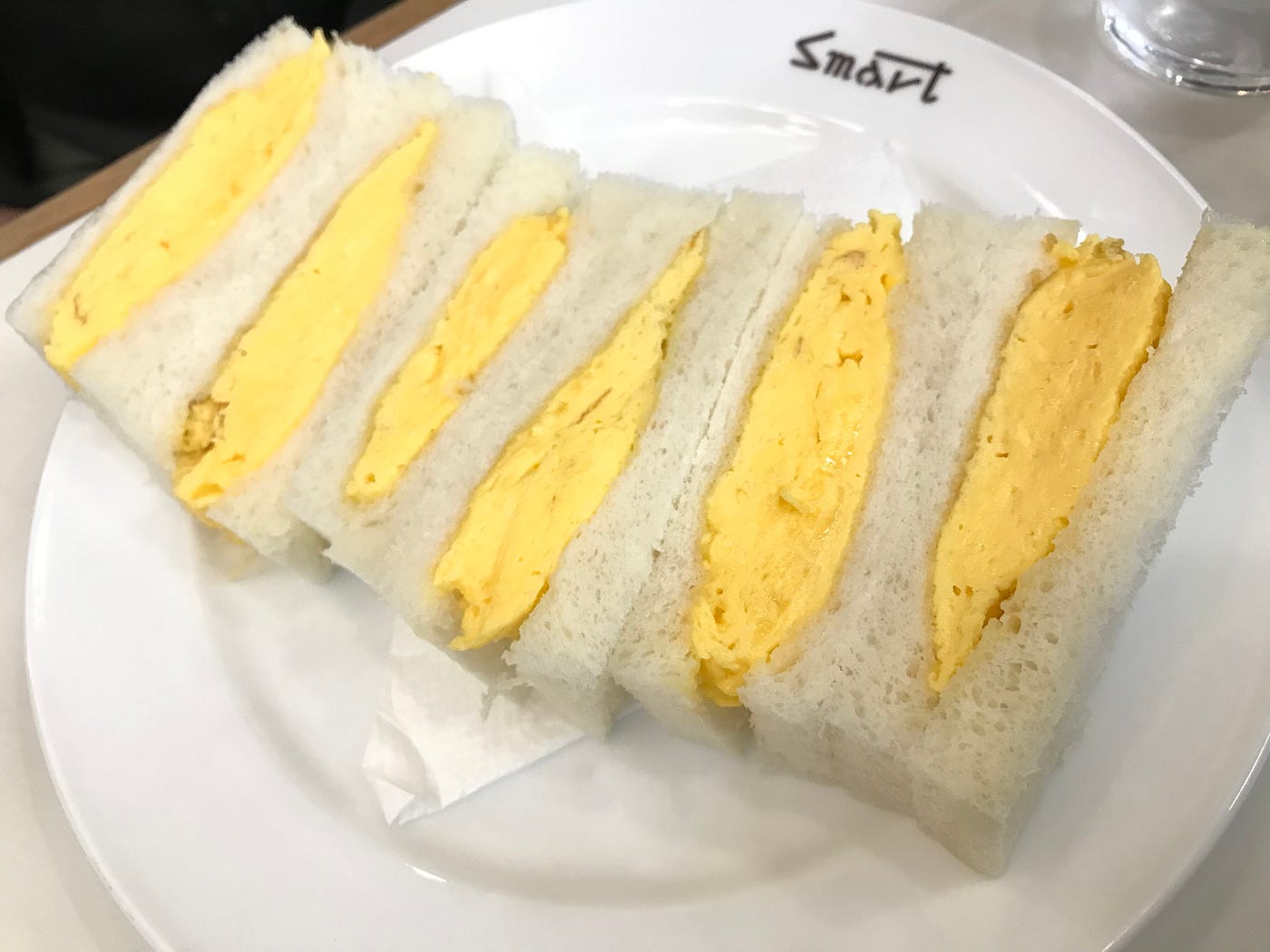 來京都泡喫茶店不吃厚蛋三明治嗎 數一數二的老店smart 在京都這個你覺得很古典 典雅的府區 其實是個接受西化飲食很高的地方 你可知道京都 By Min Lee Medium